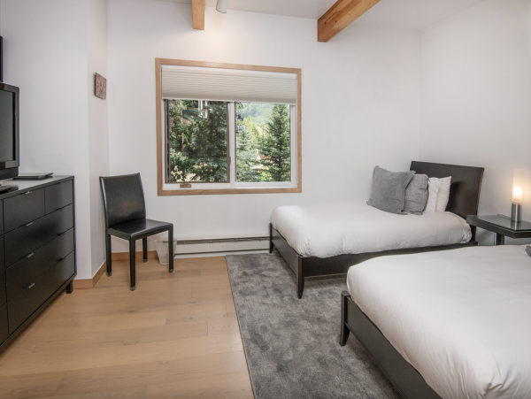 Luxury Vail Village 4 Bedroom Vacation Condo - Walk to Lifts